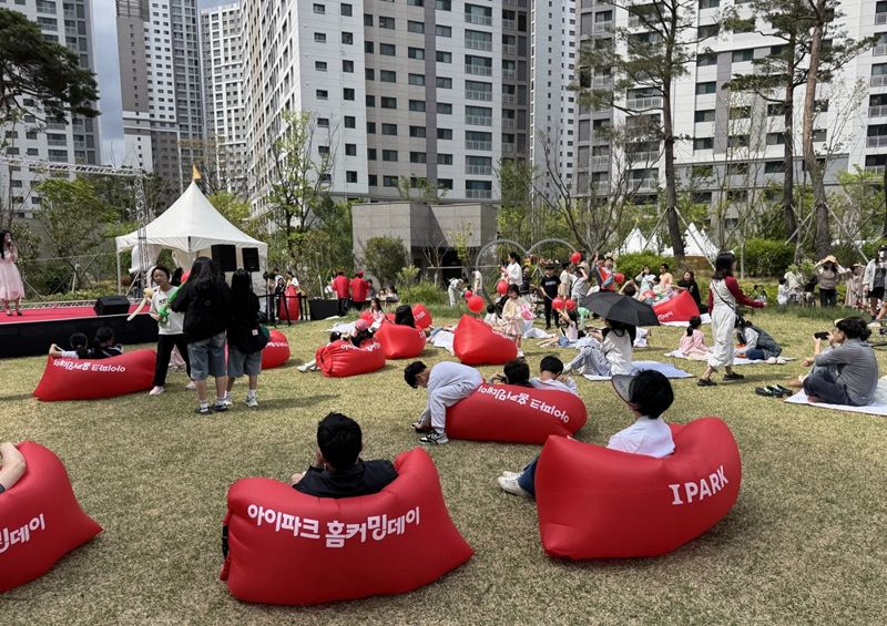 지난 달 19~20일 <span id='_stock_code_294870' data-stockcode='294870'>HDC현대산업개발</span>이 대전아이파크시티에서 진행한 2025 홈커밍데이 행사에 입주민들이 참여했다.HDC현대산업개발 제공