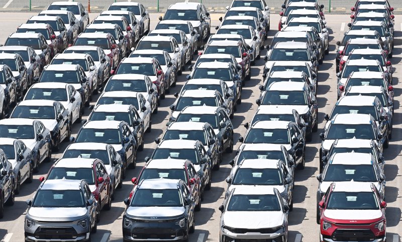 지난달 29일 경기 평택항 자동차 전용부두에 선적을 기다리는 수출용 차량이 세워져 있다. 뉴시스