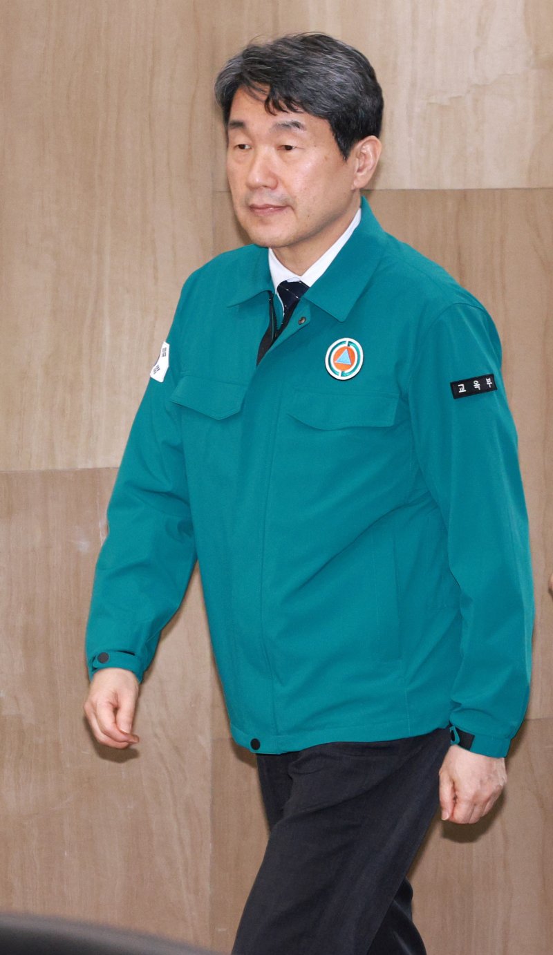 [서울&#x3D;뉴시스] 고범준 기자 &#x3D; 이주호 대통령 권한대행 부총리 겸 교육부 장관이 2일 서울 종로구 정부서울청사 재난안전상황실에서 열린 재난안전 현안점검 회의에 참석하고 있다. 2025.05.02. bjko@newsis.com &lt;저작권자ⓒ 공감언론 뉴시스통신사. 무단전재-재배포 금지.&gt; &#x2F;사진&#x3D;뉴시스화상