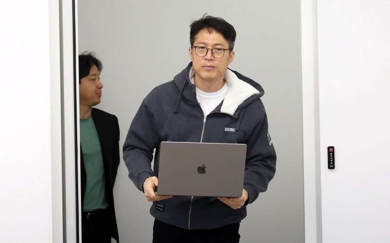 김석환 위믹스 재단 대표가 3일 오전 경기 성남시 판교 테크원타워에서 열린 '국내 가상자산 거래소의 위믹스 상장폐지 결정'과 관련 긴급 기자간담회에 참석하고 있다. 뉴시스 제공