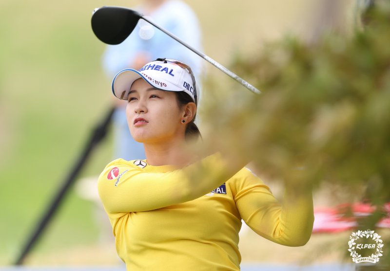 박현경이 2일 경기 양주 레이크우드CC에서 열린 '크리스에프앤씨 제47회 KLPGA 챔피언십' 2라운드 7번홀에서 티샷을 하고 있다. KLPGA 제공
