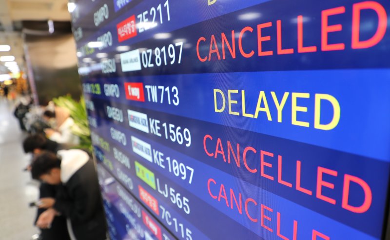 [제주=뉴시스] 우장호 기자 = 제주지역에 강풍특보가 발효된 7일 오후 제주국제공항 대합실 전광판에 항공기 결항 안내가 가득 떠 있다. 기상청에 따르면 이날 제주 북&middot;서부에 강풍경보, 산지&middot;중산간&middot;동&middot;남부에는 각각 강풍주의보가 내려져 있으며 강한 바람은 8일 오후까지 지속될 것으로 예보됐다. 2025.02.07. woo1223@newsis.com <저작권자ⓒ 공감언론 뉴시스통신사. 무단전재-재배포 금지.> /사진=뉴시스화상