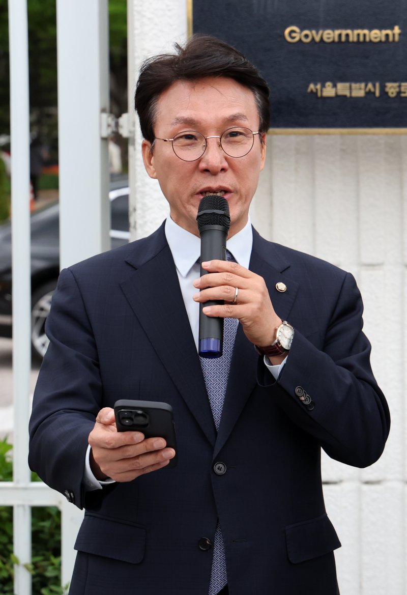 [서울=뉴시스] 배훈식 기자 = 김민석 더불어민주당 수석 최고위원이 1일 오전 서울 종로구 정부서울청사 앞에서 한덕수 대통령 권한대행 국무총리 규탄 기자회견을 하고 있다. 2025.05.01. dahora83@newsis.com /사진=뉴시스