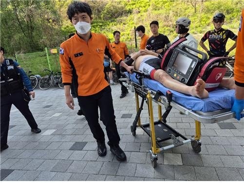 용비쉼터 인근에서 육군사관학교 트라이애슬론부가 응급 조치한 어르신이 119구급대에 무사히 이송되는 모습. 성동구 제공. /사진=연합뉴스