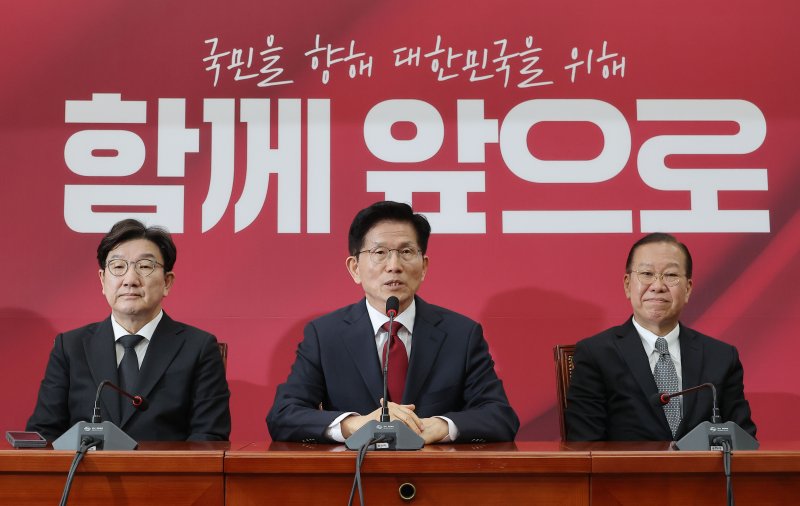 국민의힘 선대위 회의 참석한 김문수 대선 후보 (서울=연합뉴스) 류영석 기자 = 국민의힘 김문수 대선 후보가 4일 국회에서 열린 당 선거대책위원회 회의에서 발언하고 있다. 연합뉴스