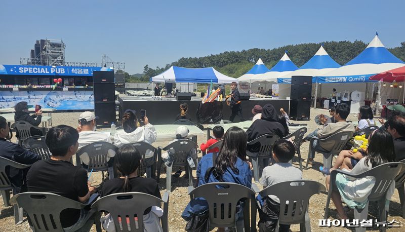 2025 부산 세계라면축제가 기장군 오시리아관광단지 일대에서 개막한 가운데 지난 4일 찾은 현장. 어린이날을 하루 앞둔 이날, 가족단위 방문객들이 행사장을 찾은 가운데 풍선을 이용한 마술 쇼가 진행되고 있다. 사진=변옥환 기자