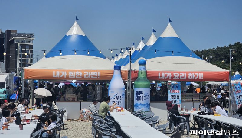 2025 부산 세계라면축제가 기장군 오시리아관광단지 일대에서 개막한 가운데 4일 찾은 현장. 방문객들이 각종 라면을 직접 조리해 먹을 수 있는 부스 모습. 사진=변옥환 기자