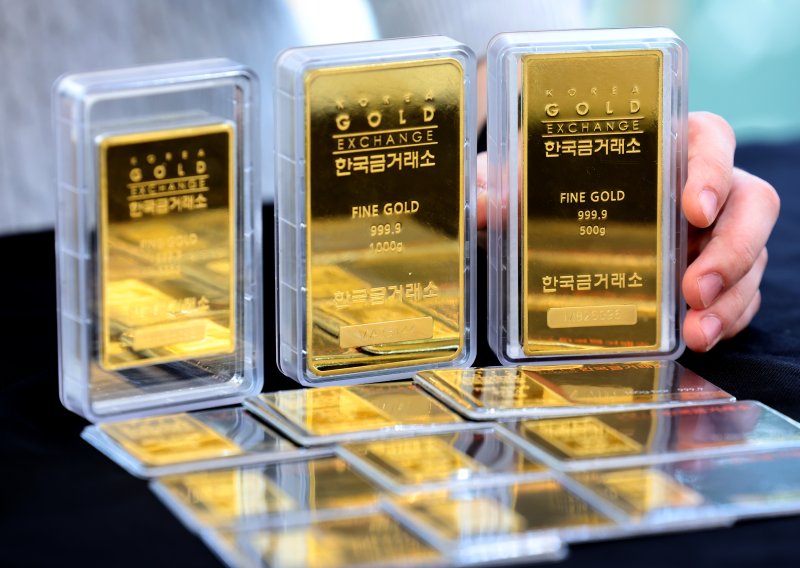 지난달 17일 서울 종로구 한국금거래소 종로본점에 골드바가 진열돼 있다. 국내 금값이 사상 최고치를 경신하며 순금 한 돈 가격이 처음으로 65만원 돌파했다. 뉴시스
