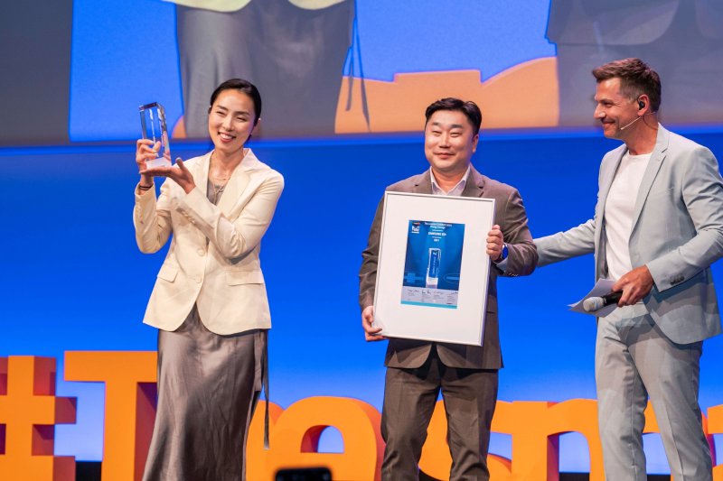 삼성SDI는 독일 뮌헨에서 열리는 유럽 최대 에너지 전시회 '더 스마터 E 유럽 2025'에서 국내 배터리 업계에서 유일하게 어워드 위너로 선정됐다고 7일 밝혔다. 사진은 곽현영 삼성SDI 중대형 마케팅팀장 상무(왼쪽)가 트로피를 수상하고 있는 모습. 삼성SDI 제공