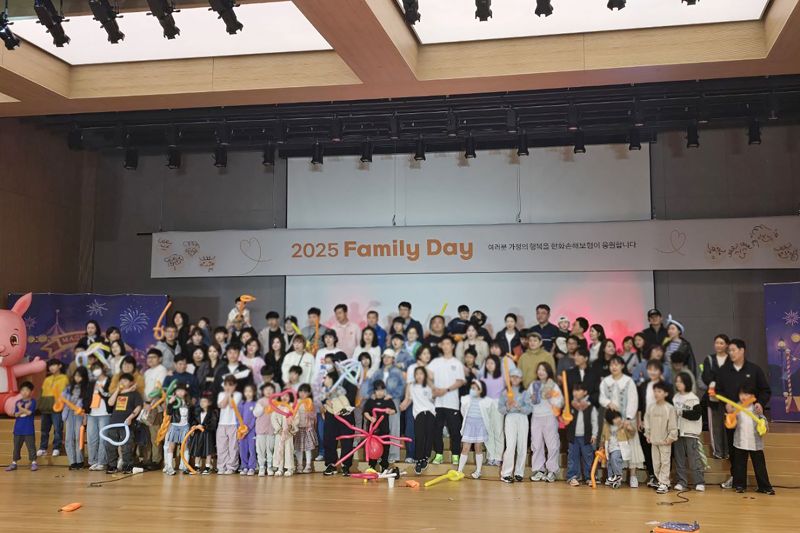 <span id='_stock_code_000370' data-stockcode='000370'>한화손해보험</span>이 5월 3일부터 4일까지 충북 충주 라이프캠퍼스 연수원에서 개최한 영업가족 초청행사 '한화손해보험 패밀리데이' 행사에 참여한 영업가족과 그 가족들이 기념촬영을 하고 있다./사진=한화손해보험
