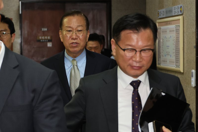 국민의힘 권영세 비상대책위원장과 이양수 중앙당선관위원장이 7일 서울 여의도 국회에서 의원총회에 이어 열린 비상대책위원회의와 선거관리위원회의를 마친 뒤 나오고 있다. 국민의힘 지도부는 하루 뒤인 8일 TV 토론을 거쳐 여론조사를 진행하자는 '단일화 로드맵'을 후보들에게 제안할 예정이다. 연합뉴스