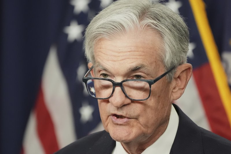 제롬 파월 미국 연방준비제도(연준) 의장이 7일(현지시간) 연방공개시장위원회(FOMC) 회의 뒤 워싱턴 연준 청사에서 기자회견을 하고 있다. 파월 의장이 금리 인하는 더 지켜봐야 한다고 밝히면서 국제 유가는 급등 하루 만에 하락세로 돌아섰다. AP 뉴시스