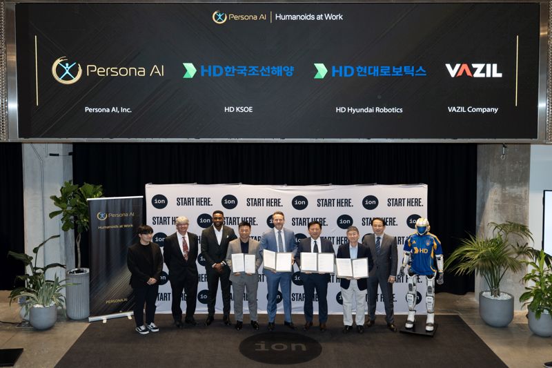 송영훈 <span id='_stock_code_267250' data-stockcode='267250'>HD현대</span>로보틱스 솔루션부문장, 이동주 <span id='_stock_code_009540' data-stockcode='009540'>HD한국조선해양</span> 제조혁신랩 부문장, 닉 래드포드 페르소나 AI CEO, 김성원 바질컴퍼니 CTO(오른쪽 두번째부터)가 지난 7일(현지시간) '조선 용접용 휴머노이드 개발을 위한 업무협약(MOU)'을 체결한 뒤 기념촬영을 하고 있다. HD한국조선해양 제공
