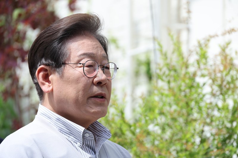 이재명 더불어민주당 대통령 후보가 2차 골목골목 경청투어 마지막 날인 7일 오후 전북 전주시의 카페 앞에서 공직선거법 위반 사건 파기환송심 첫 공판기일 연기에 대해 &quot;법원의 합당한 결정＂이라는 입장을 밝히고 있다. 뉴스1 제공