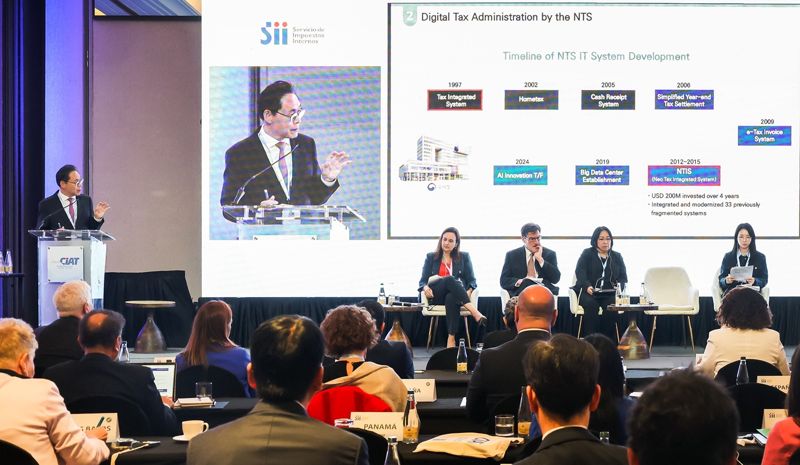 강민수 국세청장이 8일까지 칠레 산티아고에서 열린 제59회 범미주 국세청장회의(CIAT)에 참석, 인공지능(AI) 탈세적발시스템에 대해 설명하고 있다. 국세청 제공