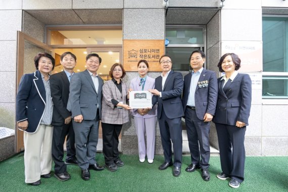 지난 7일 경기 광명시 해모로이연 작은 도서관에서 열린 심포니 작은 도서관 21호점 개소식에서 이형덕 광명시의원, 지성현 해모로이연 아파트 입주자대표회장, 박승원 광명시장, 윤경숙 해모로이연 작은 도서관 활동가, 임오경 국회의원, 신왕섭 <span id='_stock_code_294870' data-stockcode='294870'>HDC현대산업개발</span> 실장, 안성환 광명시의원, 김정미 광명시의원(왼쪽부터)이 기념촬영을하고 있다. HDC현대산업개발 제공