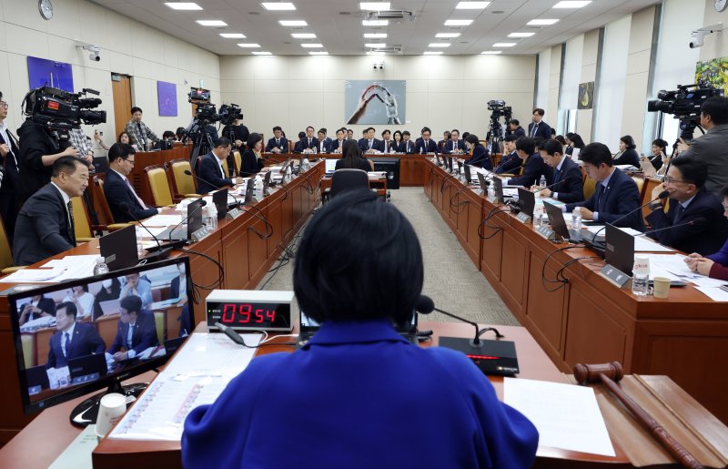 8일 서울 여의도 국회에서 열린 과학기술정보방송통신위원회 전체회의에서 최민희 위원장이 회의를 주재하고 있다. 뉴시스