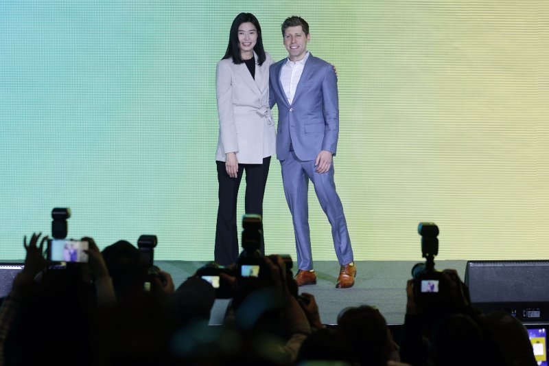 정신아 카카오 대표와 샘 올트먼 오픈AI 최고경영자가 지난 4일 서울 중구 더 플라자호텔에서 열린 카카오 미디어데이에서 협력방안을 발표하고 기념촬영을 하고 있다.사진=뉴시스