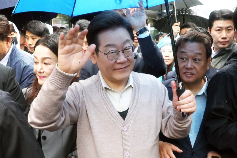 민심을 청취하는 &#39;경청 투어&#39;에 나선 이재명 더불어민주당 대선 후보가 9일 경북 경주시 용강동 아파트단지 인근에서 주민들에게 인사하고 있다. 뉴시스 제공