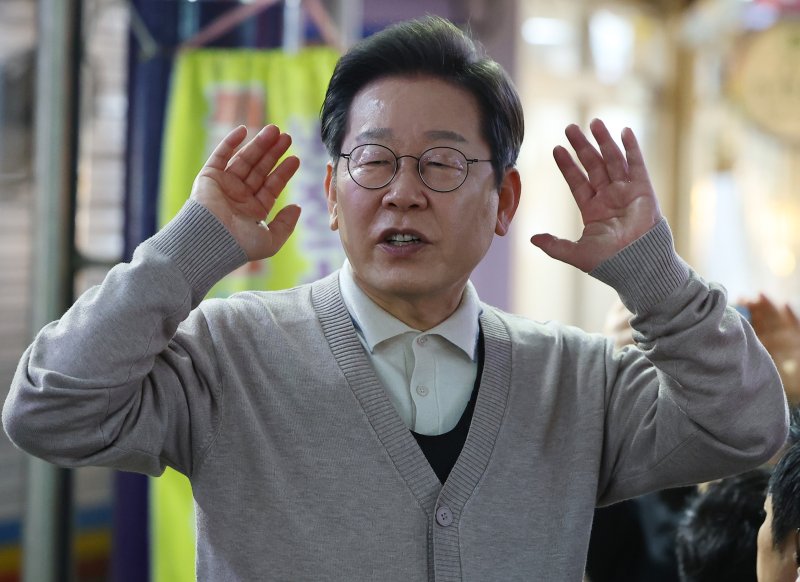 더불어민주당 이재명 대선 후보가 제3차 골목골목 경청투어로 경북지역 방문에 나선 9일 경북 영천시 영천공설시장에서 시장 상인 및 지지자들 앞에서 연설하고 있다. 연합뉴스 제공. 