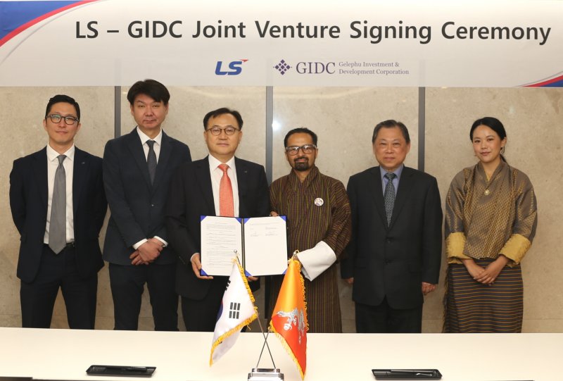 명노현 <span id='_stock_code_006260' data-stockcode='006260'>LS</span> 부회장(왼쪽 세번째) 등 관계자들이 9일 LS용산타워에서 부탄 정부 산하기관 GIDC와 합작법인 설립 계약 체결 후 기념 촬영하고 있다. LS제공