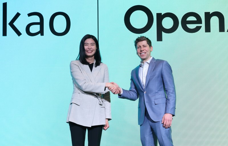 정신아 <span id='_stock_code_035720' data-stockcode='035720'>카카오</span> 대표와 챗GPT 개발사 오픈AI의 샘 올트먼 최고경영자(CEO)가 4일 서울 중구 플라자호텔에서 열린 전략적 제휴 체결 공동 기자간담회에서 악수를 나누고 있다. 카카오는 국내 기업으로는 처음으로 오픈AI와 전략적 제휴를 맺고 인공지능(AI) 서비스 고도화를 위한 기술 협력은 물론 공동 상품 개발 등을 추진할 계획이다. 2025.2.4/뉴스1 ⓒ News1 오대일 기자 /사진=뉴스1