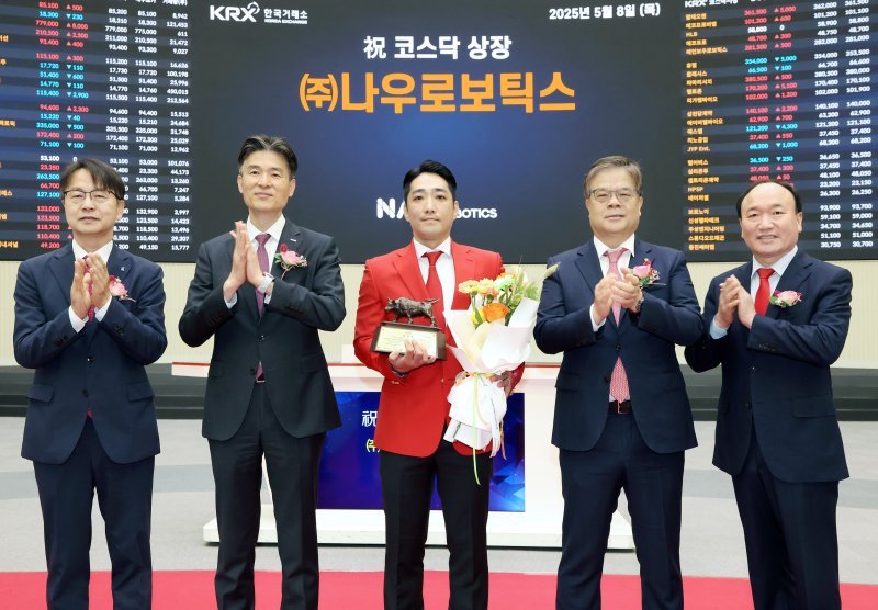 8일 서울 영등포구 한국거래소에서 열린 나우로보틱스 코스닥시장 상장 기념식에서 김대영 한국IR협의회 부회장(왼쪽부터)과 민경욱 한국거래소 코스닥시장본부장, 이종주 나우로보틱스 대표이사, 오익근 대신증권 대표이사, 강왕락 코스닥협회 부회장이 기념 촬영을 하고 있다. (한국거래소 제공. 재판매 및 DB 금지) /사진=뉴스1