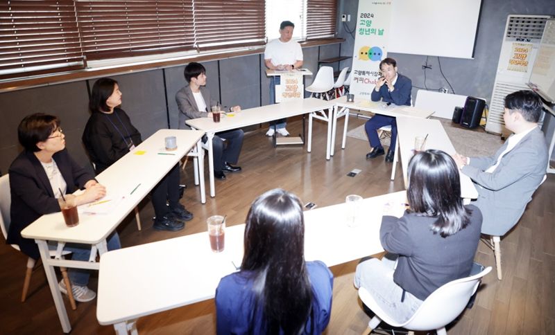 '고양 청년의 날' 행사 환담회에 참석한 이동환 고양특례시장(가운데)과 청년들이 대화를 하고 있다. 고양특례시 제공