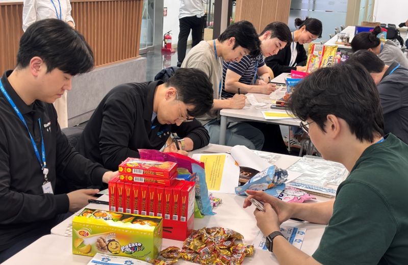 지난달 30일 <span id='_stock_code_086520' data-stockcode='086520'>에코프로</span> 포항캠퍼스에서 간식세트와 손편지를 준비하는 에코프로 임직원 모습. 에코프로 제공