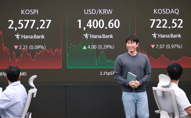 지난 9일 서울 중구 하나은행 딜링룸 현황판에 코스피 지수 등이 표시되고 있다. 연합뉴스 제공