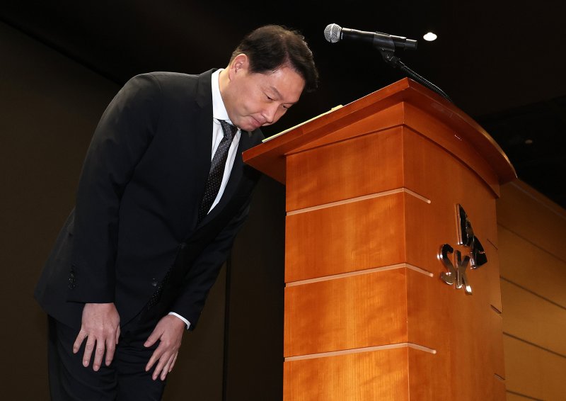 최태원 SK그룹 회장이 지난 일 서울 중구 SKT타워에서 SK텔레콤 유심 해킹 사고에 대해 대국민 사과를 하고 있다. 공동취재단