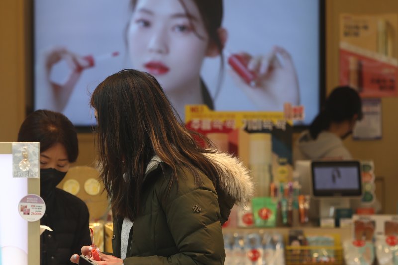 서울 중구 명동거리를 찾은 외국인이 화장품을 고르고 있다. &#x2F;사진&#x3D;뉴스1