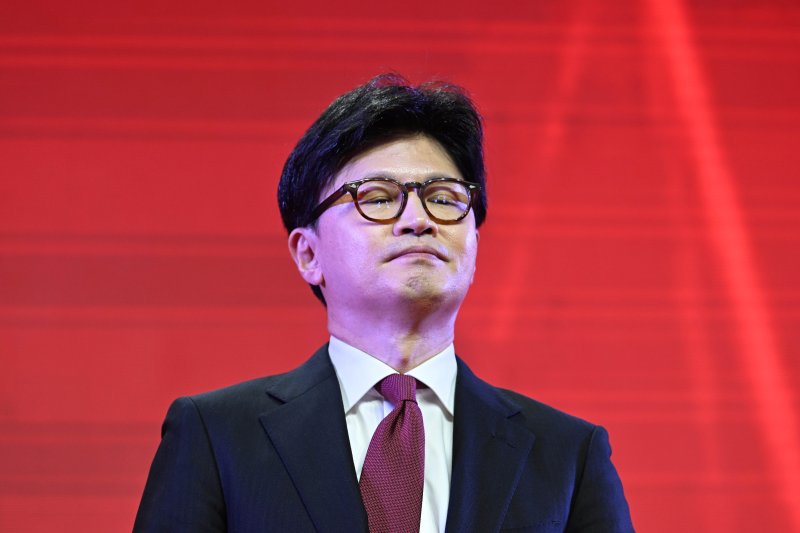 한동훈 국민의힘 대선 경선 후보가 3일 경기 고양시 킨텍스에서 열린 제5차 전당대회에서 김문수 후보의 수락 연설을 듣고 있다. (공동취재) 2025.5.3/뉴스1 