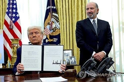 도널드 트럼프 미국 대통려잉 행정명령 서명 후 기념 촬영을 하고 있다. 연합뉴스 제공