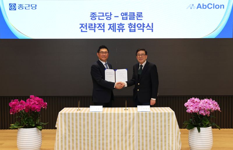 지난 9일 <span id='_stock_code_185750' data-stockcode='185750'>종근당</span> 서울 충정로 본사에서 김영주 종근당 대표(왼쪽)와 이종서 <span id='_stock_code_174900' data-stockcode='174900'>앱클론</span> 대표가 전략적 지분 투자 및 공동 연구개발 파트너십을 체결하고 기념촬영을 하고 있다. 종근당 제공