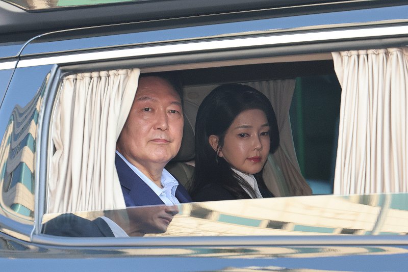 윤석열 전 대통령과 김건희 전 여사가 지난달 11일 오후 서울 용산구 대통령 관저를 떠나고 있다. /사진=뉴스1