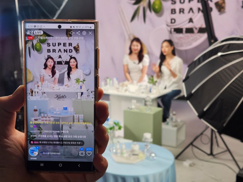 CJ올리브영 '올영라이브' 방송 화면. CJ올리브영 제공