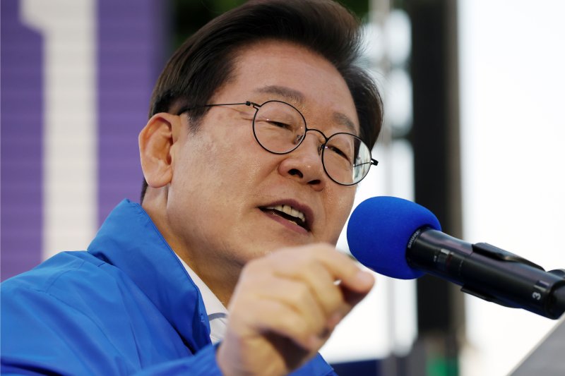 이재명 더불어민주당 대통령 후보가 제21대 대통령 선거 공식 선거운동 첫날인 12일 오후 대전 중구 으능정이거리 스카이로드에서 지지를 호소하고 있다. 공동취재