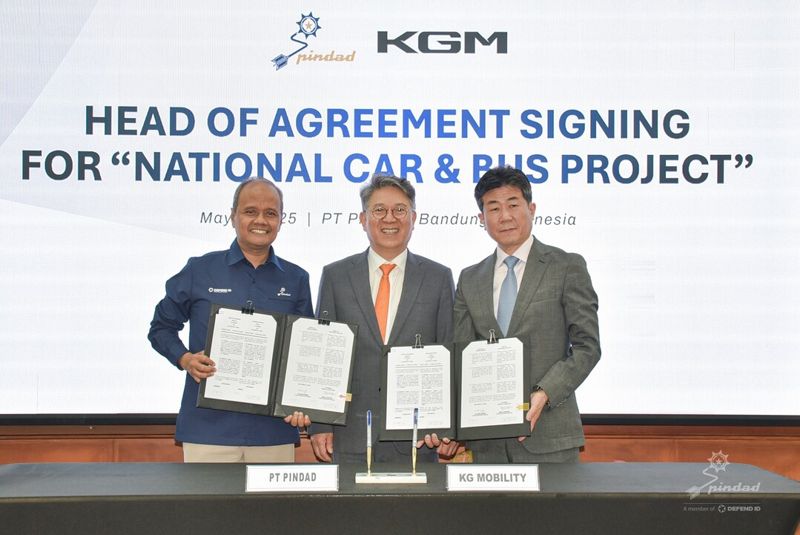시깃 산토사 핀다드 대표, 곽재선 <span id='_stock_code_003620' data-stockcode='003620'>KG모빌리티</span> 회장, 황기영 KG모빌리티 대표이사(왼쪽부터)가 지난 8일(현지시간) 인도네시아 반둥에 위치한 핀다드 본사에서 협력 관련 합의서를 체결한 후 기념 사진을 찍고 있다. KG모빌리티 제공