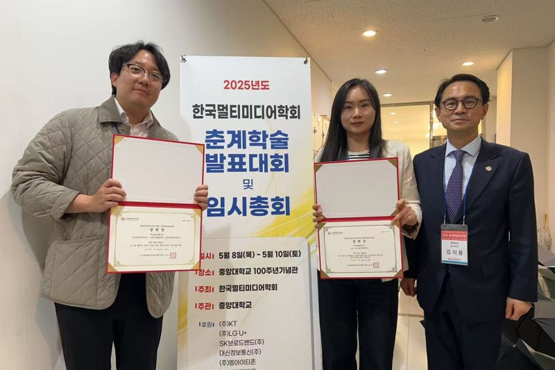 한국멀티미디어학회 춘계 학술발표대회에서 장려상을 수상한 동의대 대학원 스토리텔링학과 박사과정 김한엽·이비 씨와 김치용 교수(왼쪽부터)가 수상식 기념촬영을 하고 있다. 동의대 제공