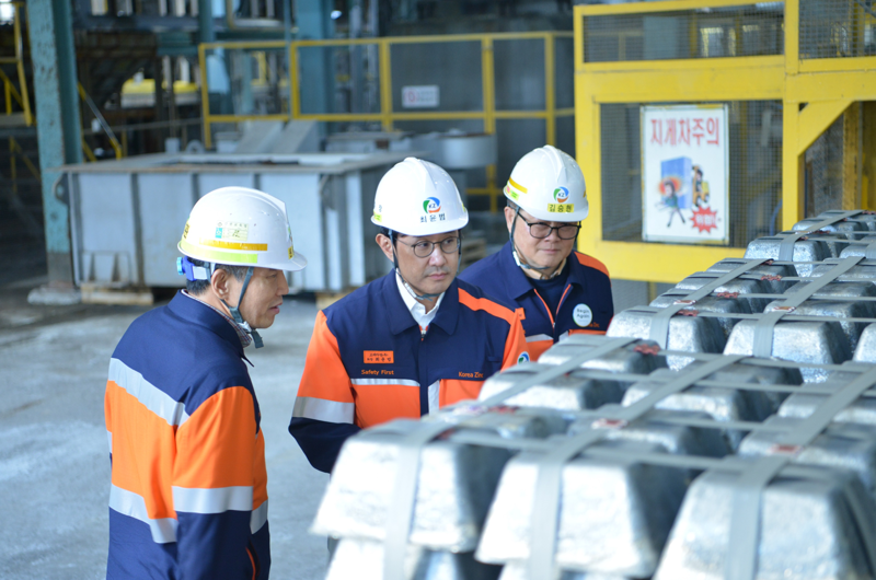 최윤범 <span id='_stock_code_010130' data-stockcode='010130'>고려아연</span> 회장(왼쪽 두번째)이 온산제련소 내 안티모니 공장을 방문해 생산제품을 둘러보고 있다. 고려아연 제공