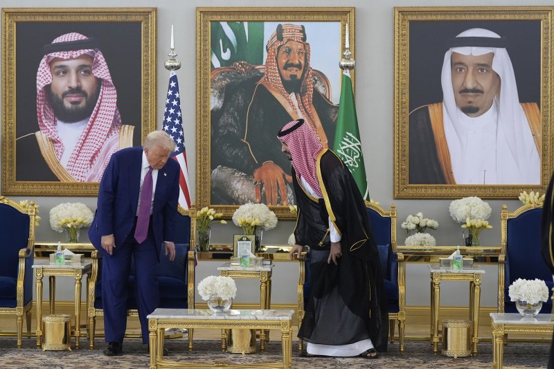 중동 순방에 나선 도널드 트럼프 미국 대통령이 13일 첫 방문지인 사우디아라비아 리야드의 킹 칼리드 국제공항 로열 터미널에서 모하메드 빈 살만 사우디 왕세자의 안내로 접견실에 도착해 의자에 앉고 있다. AP 연합뉴스