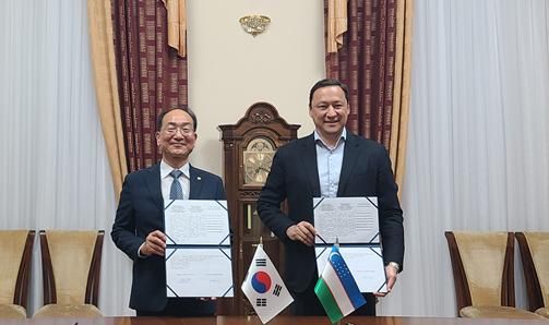 이성해 국가철도공단 이사장(왼쪽)이 지난 4월 30일 라흐메토프 힉마툴라 우즈베키스탄 철도공사 수석부사장과 양해각서(MOU)를 체결한 후 기념촬영을 하고 있다. 공단 제공