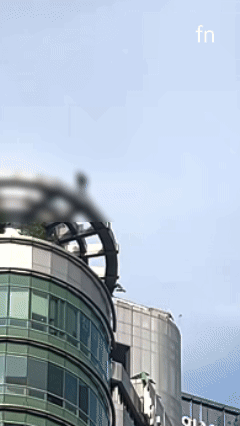 13일 서울 지하철 2호선 강남역 인근 빌딩 옥상에서 한 남성이 투신 소동을 벌여 경찰관과 구조대원들이 구조를 위해 접근하고 있다.