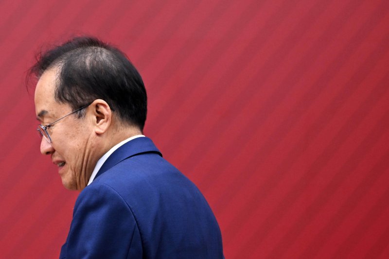 홍준표 전 대구시장이 지난달 29일 서울 여의도 중앙당사에서 열린 제21대 대통령 후보자 국민의힘 3차 경선 진출자 발표 행사에서 이동하고 있다. 뉴시스