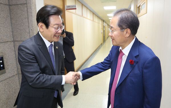 홍준표 전 대구시장이 대구시청을 찾은 더불어민주당 대표 시절의 이재명 대선 후보를 2년전 만나 악수하고 있다. 뉴시스