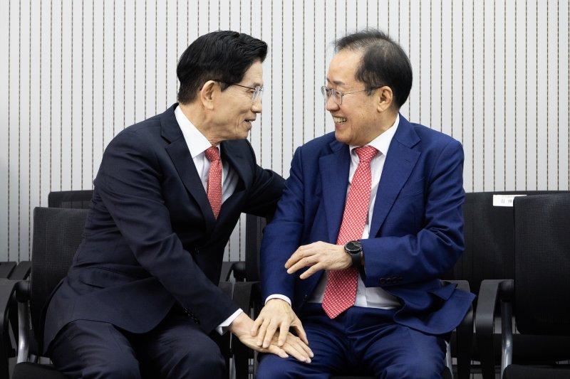 김문수 국민의힘 대선후보가 홍준표 전 대구시장과 지난달 29일 서울 여의도 국민의힘 중앙당사에서 제21대 대통령후보자 국민의힘 3차 경선일에 대화하고 있다. 뉴스1