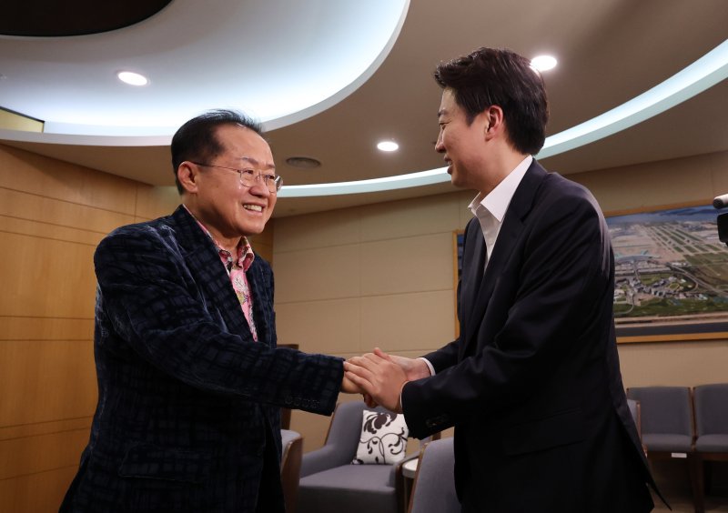 홍준표 전 대구시장이 지난 10일 인천국제공항 제1여객터미널에서 미국 출국을 앞두고 배웅온 이준석 개혁신당 대선후보와 악수를 나누고 있다. 뉴시스
