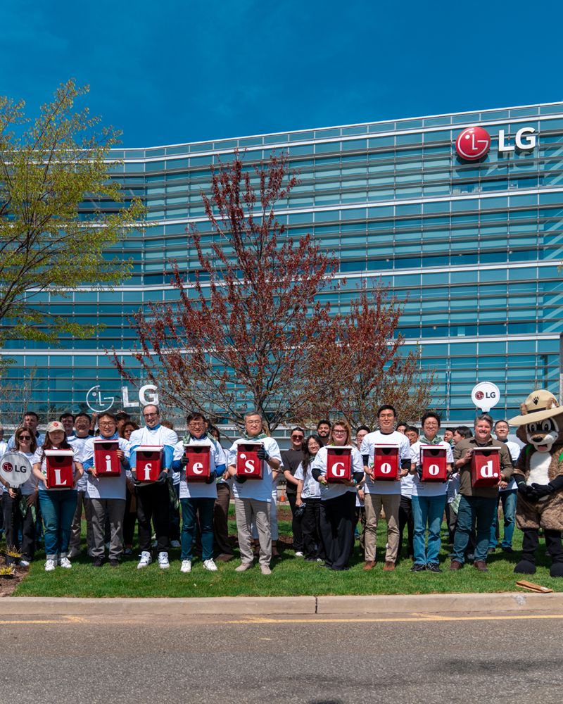 <span id='_stock_code_066570' data-stockcode='066570'>LG전자</span> 미국법인 관계자들이 최근 지역 생태계 보존 활동 일환으로 직접 만든 새 둥지를 들고 있다. LG전자 제공