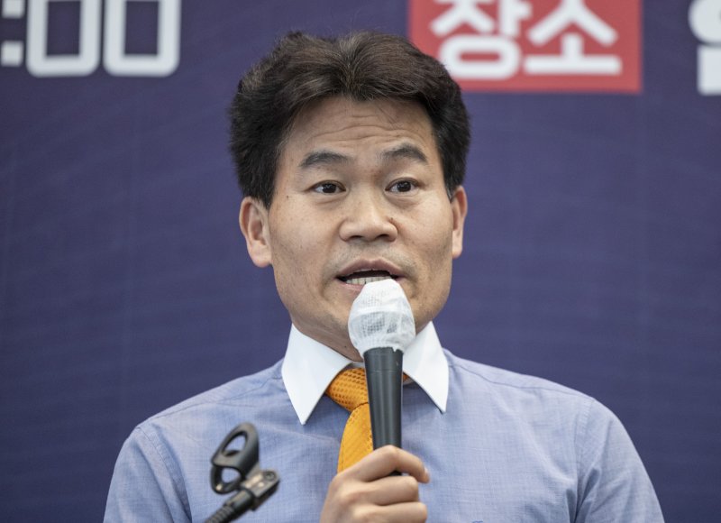 국민수사대 출범식 축사하는 전한길 씨 (서울=연합뉴스) 황광모 기자 = 한국사 강사 전한길 씨가 16일 서울 중구 프레스센터 국제회의장에서 열린 '국민이 국민을 지킨다! 국민수사대 출범식'에 참석해 축사하고 있다. 2025.4.16 hkmpooh@yna.co.kr (끝)